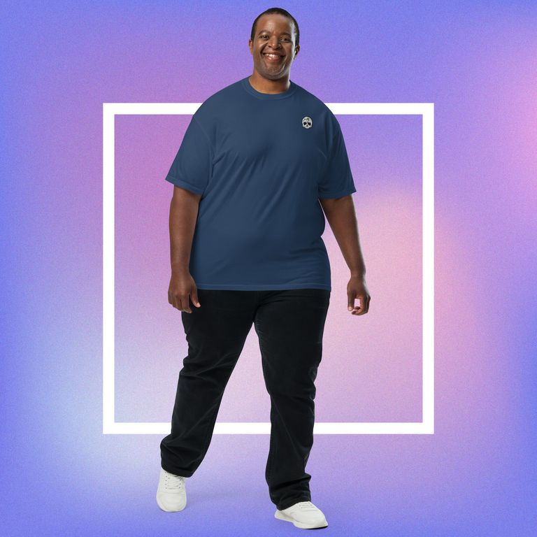 Homme portant un tee shirt bleu foncé sur fond abstrait